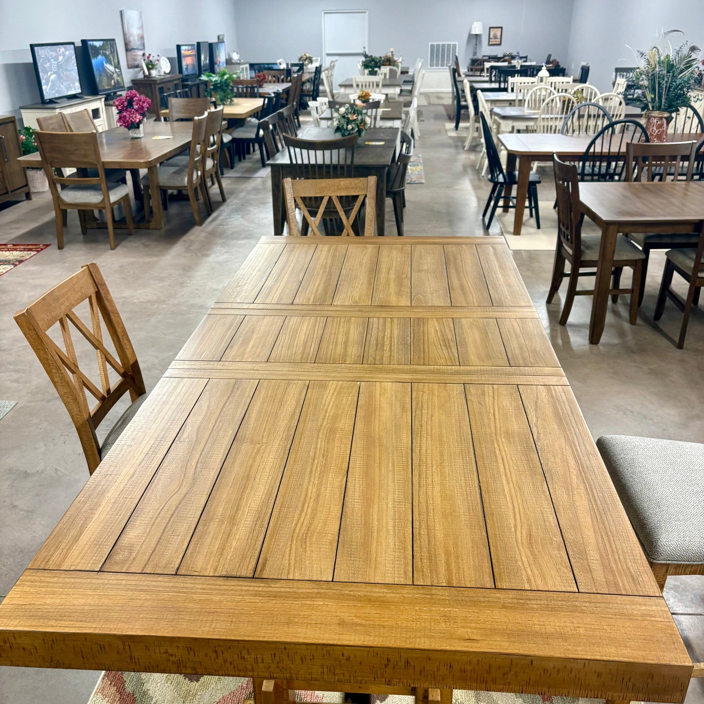 Havonplane Counter Height Dining Room Table & 4 Barstools